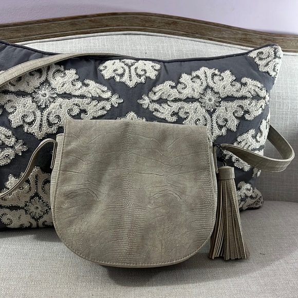 Neiman Marcus Handbags - Neiman Marcus Gray Snake print Crossbody with tassel